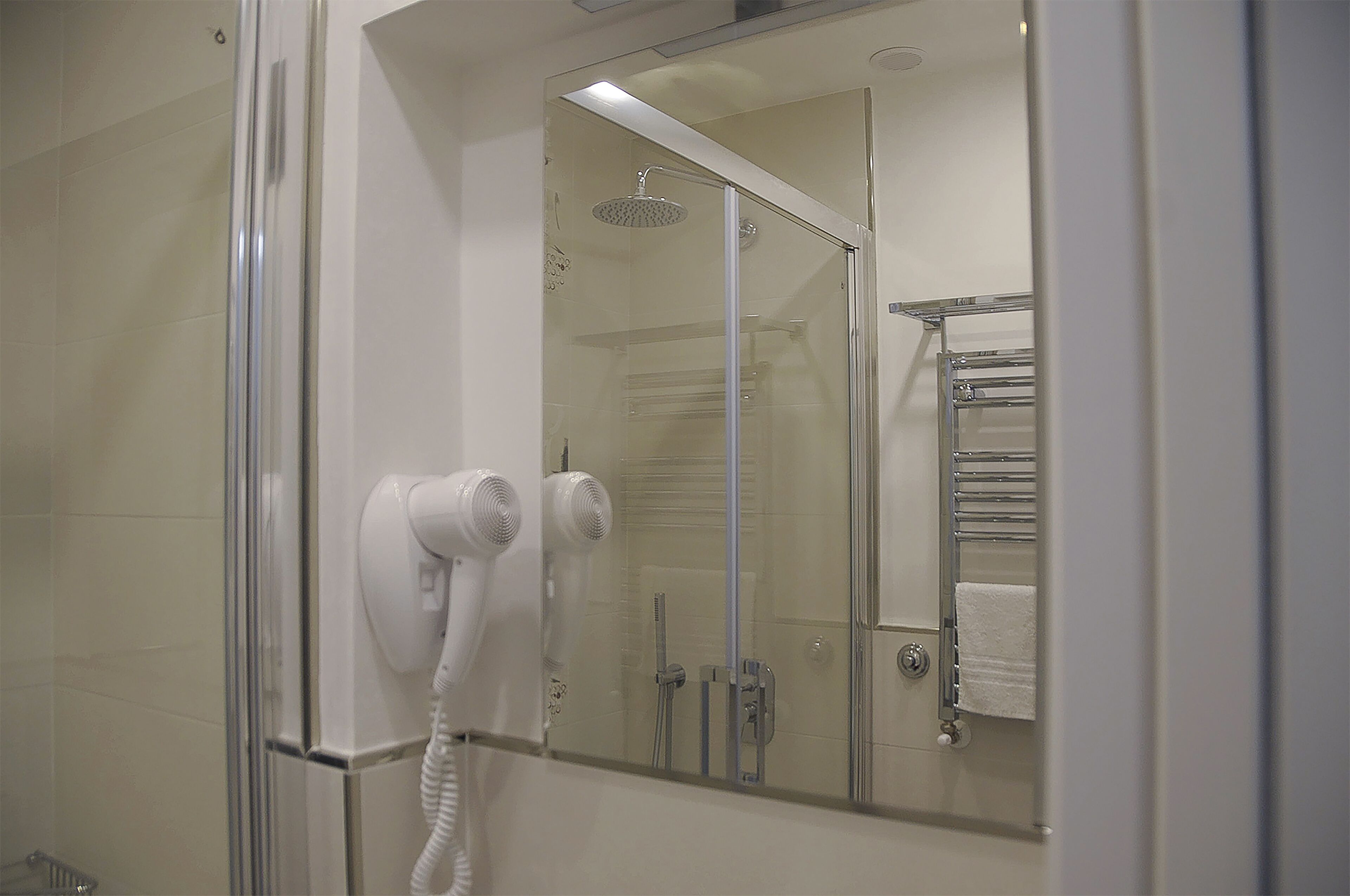Single Room, Private Bathroom (#4 Sprint) | Bilik Mandi | Pancuran mandi, kelengkapan dandanan diri percuma, pengering rambut 
