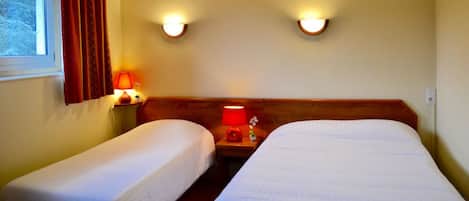 Escritorio, tabla de planchar con plancha y cunas gratuitas