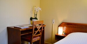 Standard Room | Desk, iron/ironing board, free cots/infant beds, free WiFi - Grand Hôtel De La Gare (Evreux)
