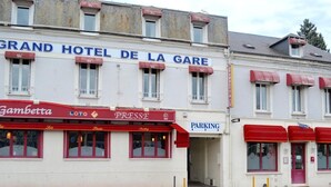 A hotel named "Grand Hotel de la Gare" with a red awning and a sign for "Le Gambetta" below it.