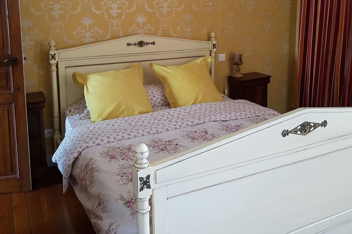 Classic Double Room (Jaune) | Dihias secara berasingan, dilengkapkan perabot secara berasingan