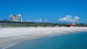 A beach with a hotel, clear skies, and calm sea. - Cottage Himuka (Miyazaki)