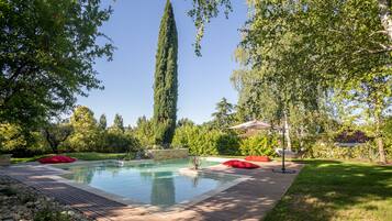 Een buitenzwembad, open van 08.00 uur tot 20.00 uur, en ligstoelen