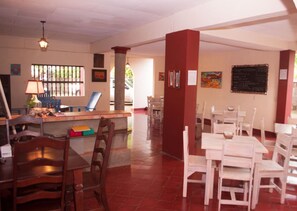 Frukost enligt egen beställning varje dag (USD 4 per person)