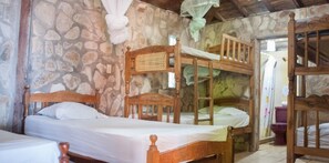 Basic Shared Dormitory, Multiple Beds, Non Smoking, Shared Bathroom | Free WiFi - Hotel La Barca De Oro - Hostel (León)