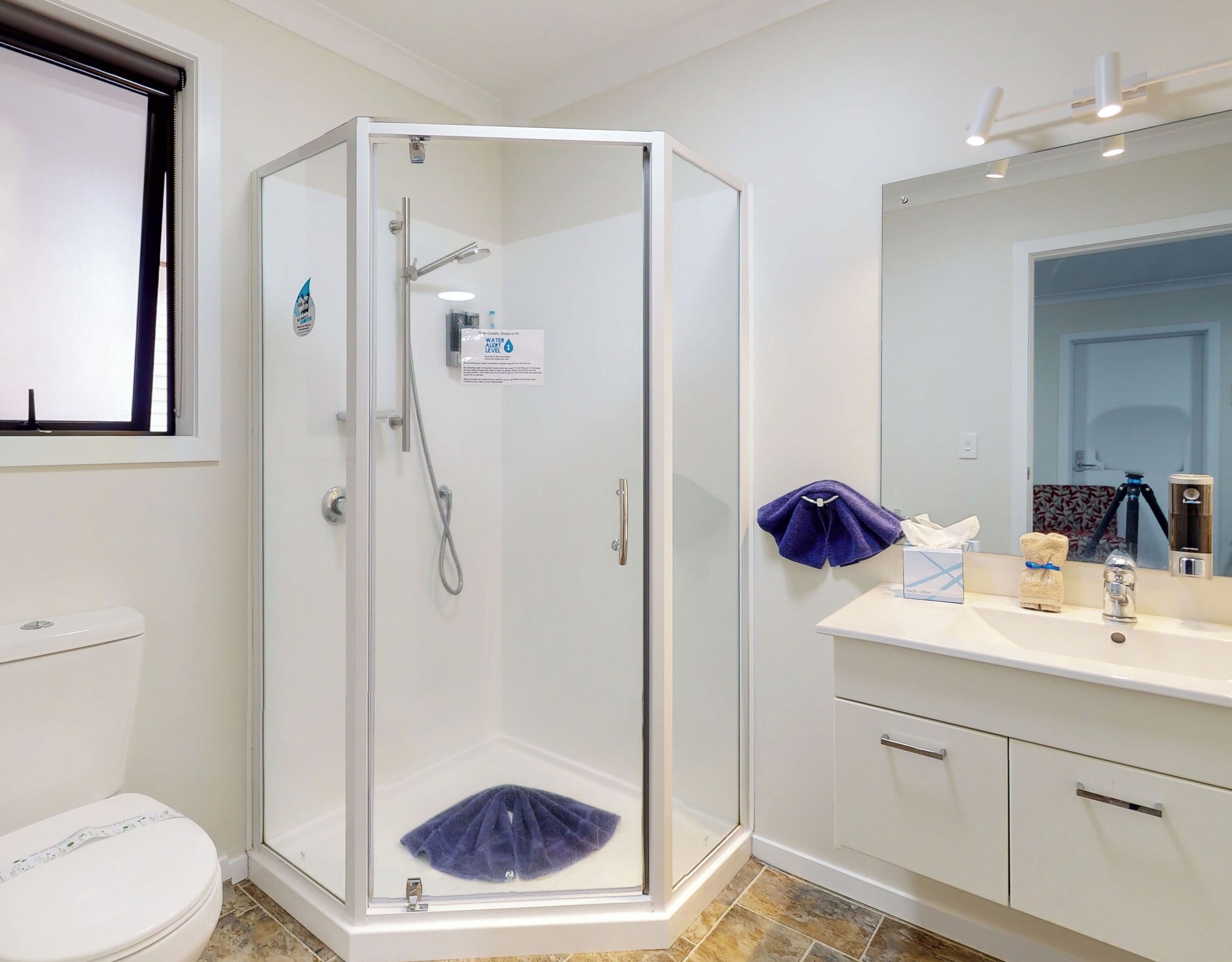 Monolocale comfort | Bagno | Doccia, set di cortesia gratuito, asciugacapelli, asciugamani