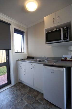 Superior Apartment, 1 Bedroom | Private kitchenette | Mini-fridge, microwave, stovetop, electric kettle - Matariki Motor Lodge (Te Awamutu)