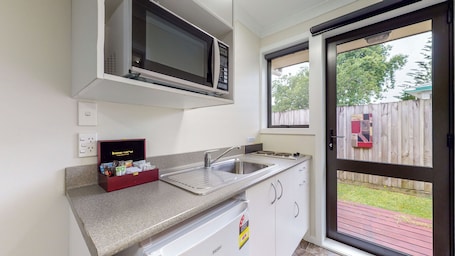 Executive Apartment, 1 Bedroom | Private kitchen | Mini-fridge, microwave, stovetop, electric kettle