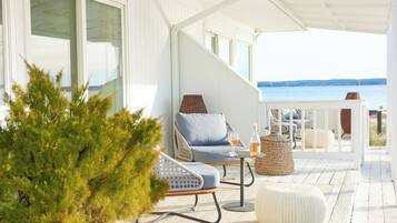 Deluxe Room, 1 King Bed, Canal View | 18 bedrooms, premium bedding, minibar, in-room safe