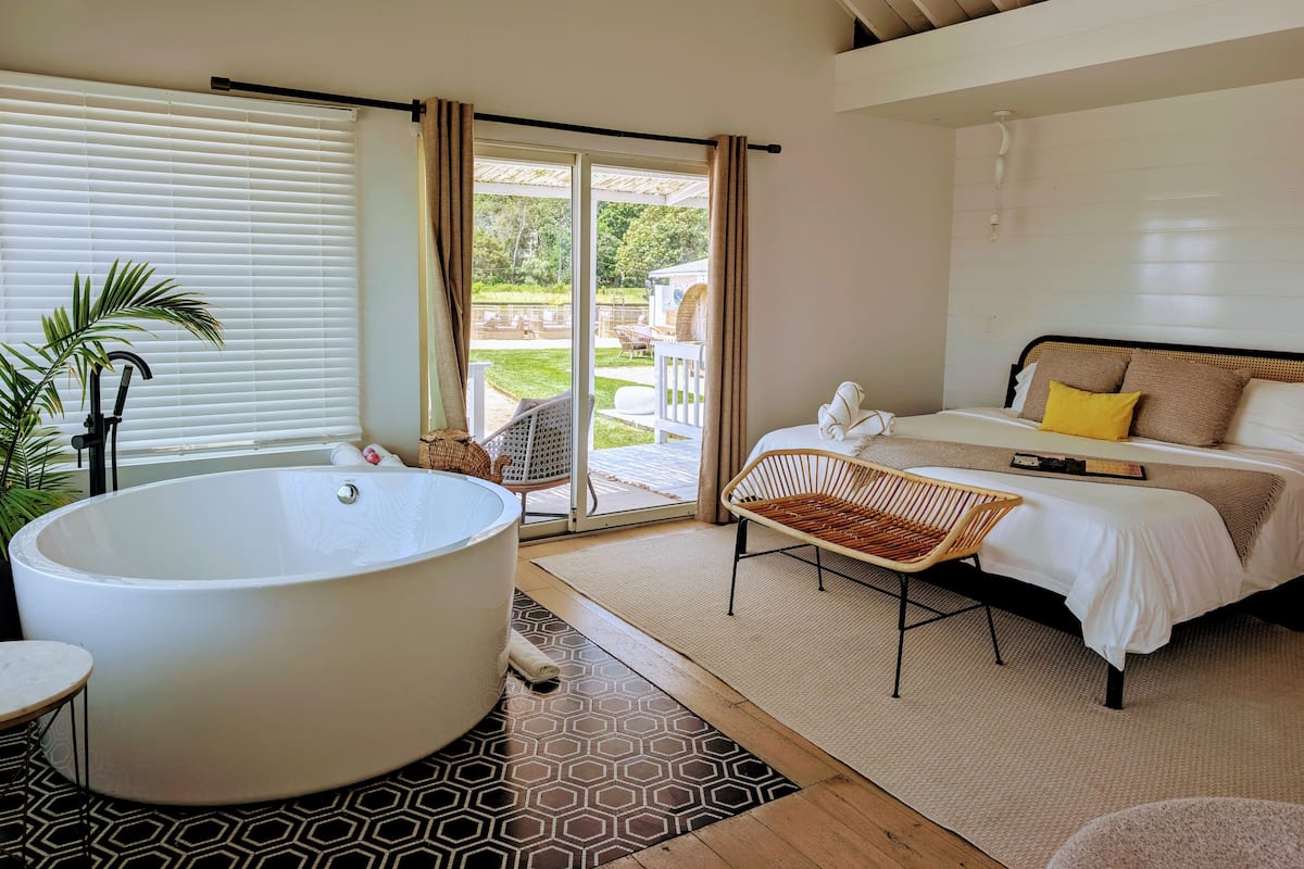 Suite Majestueuse, 1 très grand lit, baignoire, vue baie (Beach Front suite 2) | 1 chambre, literie de qualité supérieure, minibar