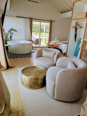 Grand-Suite, 1 King-Bett, Badewanne, Buchtblick (Beach Front suite 2) | 18 Schlafzimmer, hochwertige Bettwaren, Minibar, Zimmersafe