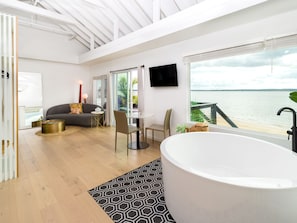 Suite Majestueuse, 1 très grand lit, baignoire, vue baie (Beach Front suite 2)