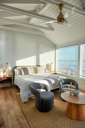 Suite de lujo, 1 cama de matrimonio grande, bañera, vistas al mar | 18 dormitorios, ropa de cama de alta calidad, minibar y caja fuerte