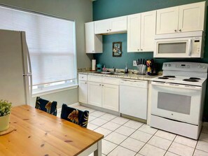 Fridge, microwave, oven, stovetop - Large 1br Apartment Downtown w/parking (Melbourne)