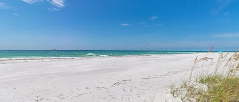 På stranden