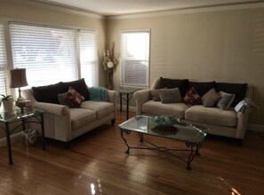 Télévision, lecteur de DVD, table de tennis de table