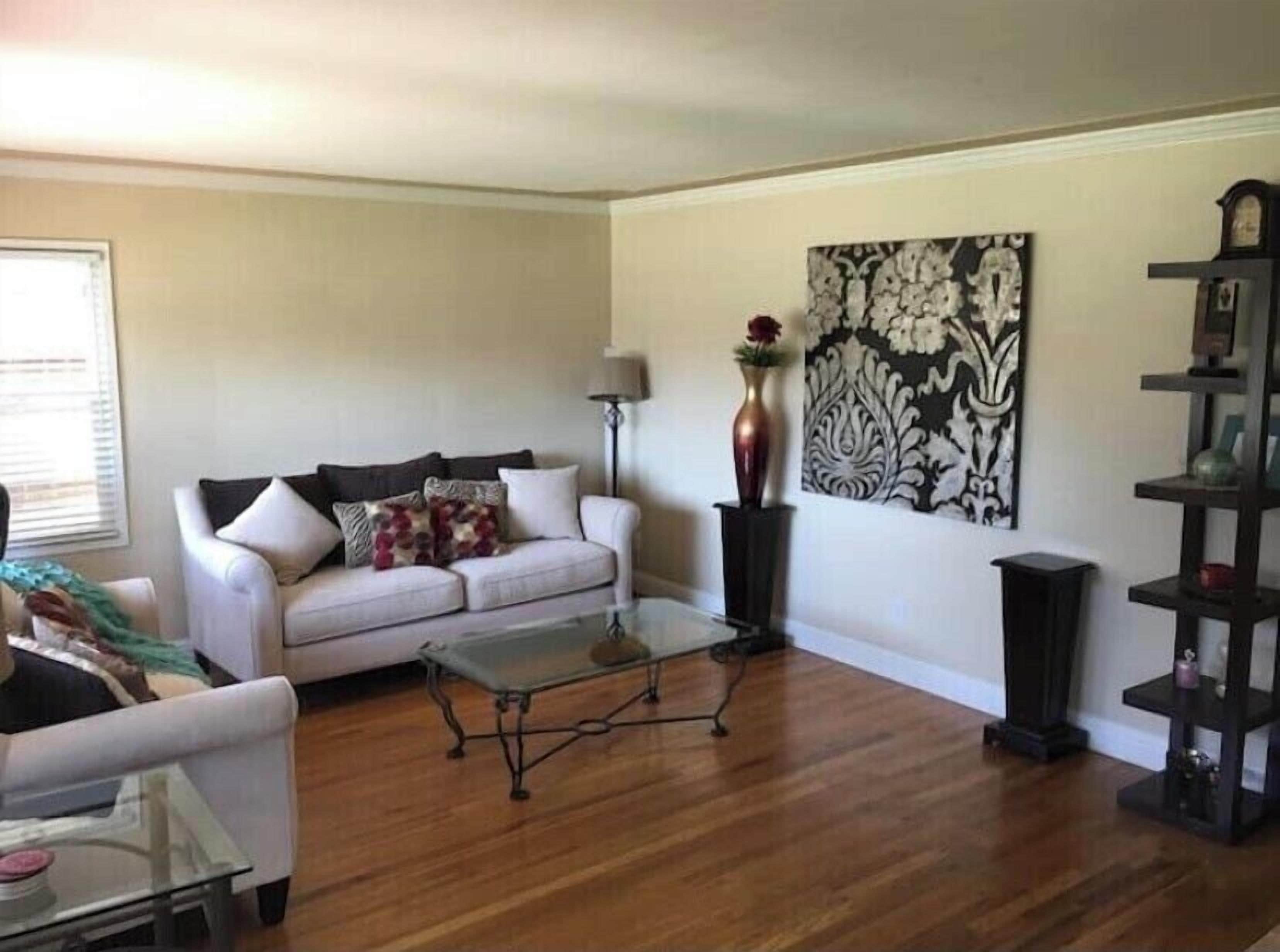 Televisio, DVD-soitin, pöytätennispöytä