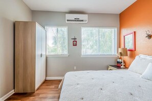 Een bureau, een strijkplank/strijkijzer, reisbedje, wifi