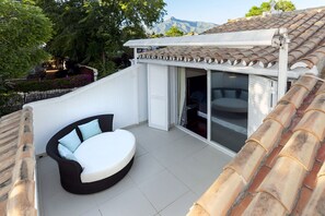 Terrace/patio - Charming Semi-Detached Beachside Villa in Rio Verde Playa, Marbella (Marbella)