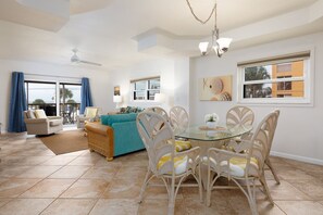 TV, offices - Spacious 3-Bedroom Townhome with Gulf Views (Treasure Island)