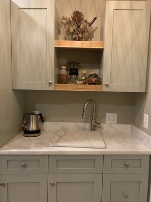 Custom quartz square for versatility in counter space - 2 Bedroom in Montford Neighborhood and 5 minutes to Center: Family Friendly (Asheville)