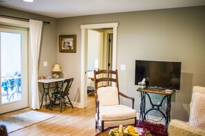 Living area - 2 Bedroom in Montford Neighborhood and 5 minutes to Center: Family Friendly (Asheville)