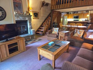 Living area - Snowcreek Resort Vacation Rentals 456 Snowcreek Road (Mammoth Lakes)