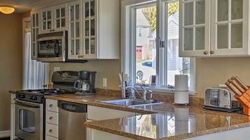 Coffee/tea maker, fridge, microwave, stovetop