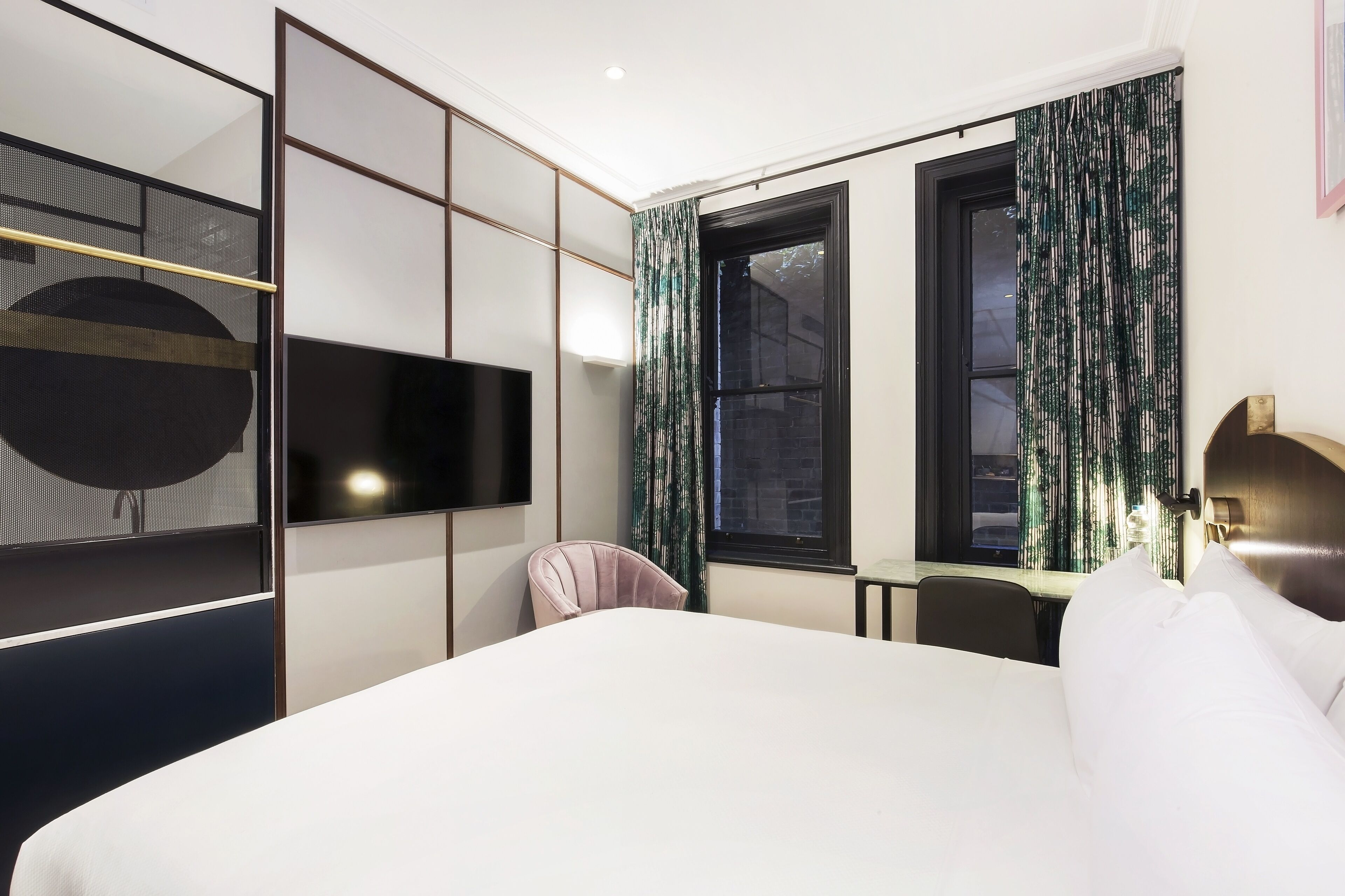 Premium bedding, in-room safe, individually decorated