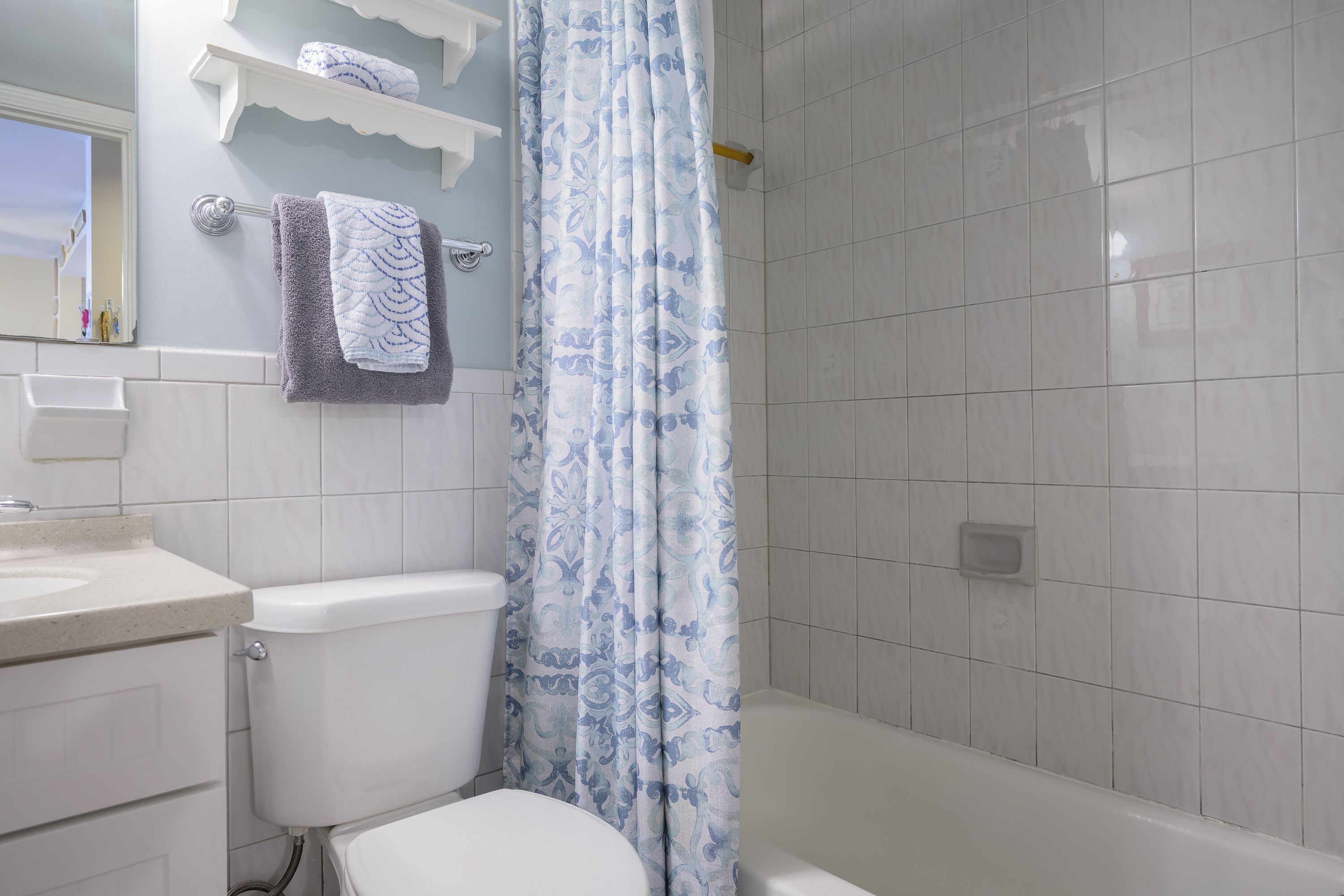 A bathroom with a toilet, sink, and bathtub.
