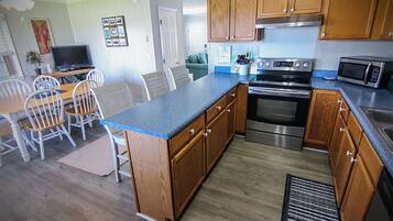 Een koelkast, een microgolfoven, een oven, een kookplaat