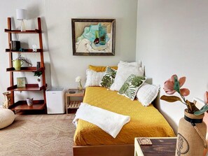 1 chambre, bureau, fer et planche Ă repasser, lit parapluie