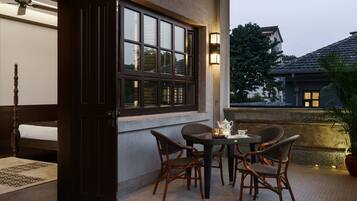 Deluxe suite, 1 kingsize bed, en-suite badkamer, aan tuin | Balkon