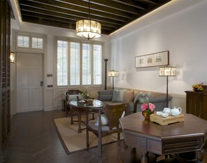 32-英寸纯平电视 （配备有线频道）、电视