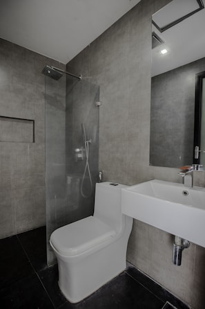 Phòng Suite Deluxe, nhiều giường | Phòng tắm | Buồng tắm vòi sen, đồ dùng nhà tắm miễn phí, chậu vệ sinh/vòi rửa 
