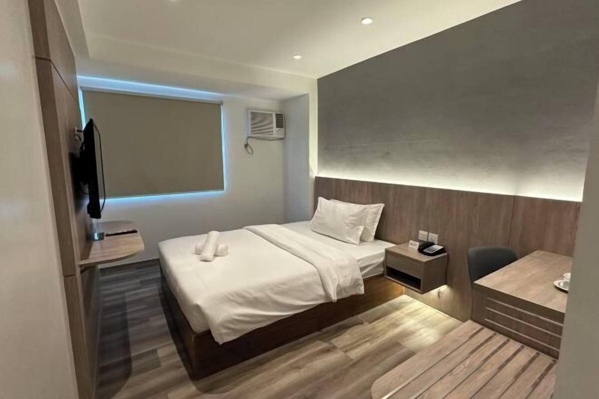 Desk, WiFi (free), bed sheets