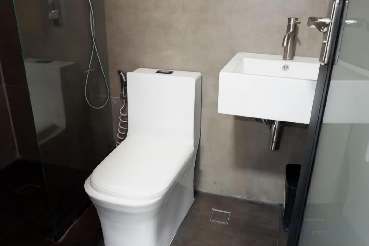 Bathroom | Shower, free toiletries, bidet, towels