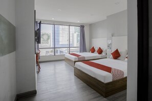 Phòng Suite Deluxe, nhiều giường | Bàn, truy cập Internet không dây miễn phí, bộ trải giường 