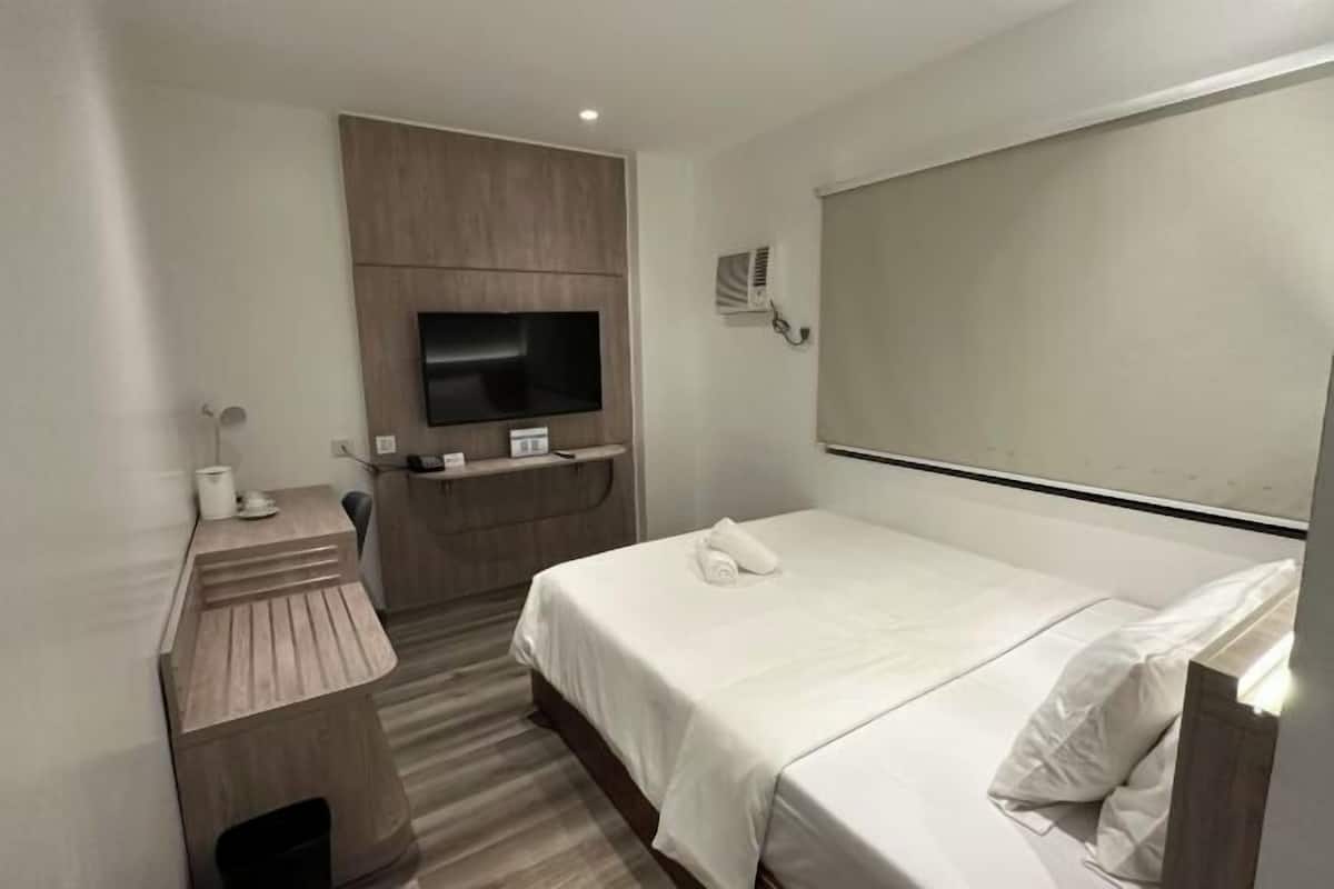 1 bedroom, desk, free WiFi, bed sheets