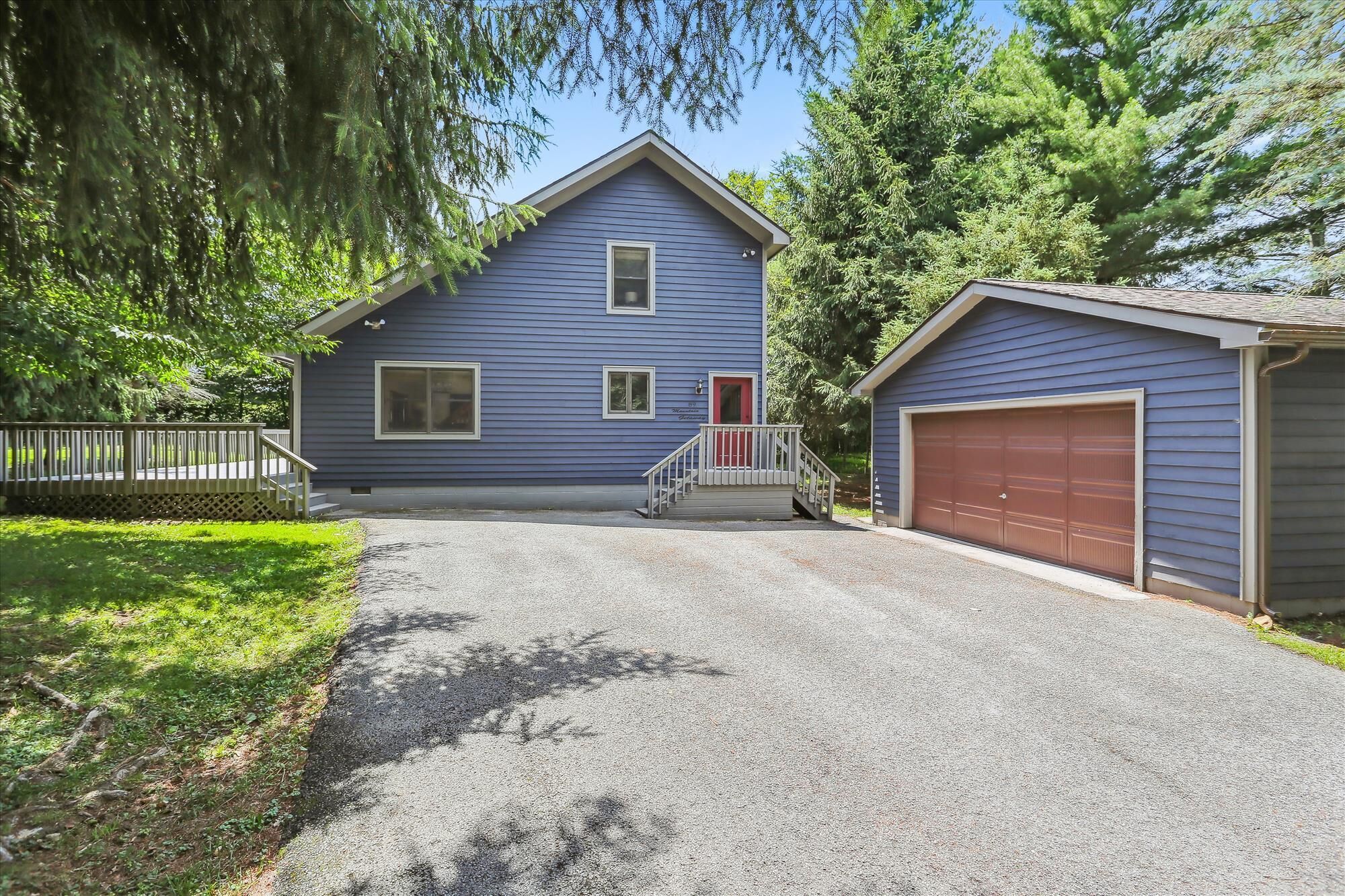 Recently renovated and freshly decorated-welcome to Mountain Getaway!