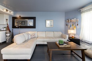 Fernseher, Tischfußball, Tischtennisplatte, Bücher