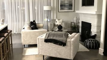 Fernseher, Kamin, Bücher, Stereoanlage