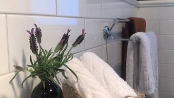 Badewanne, Haartrockner, Handtücher, Seife