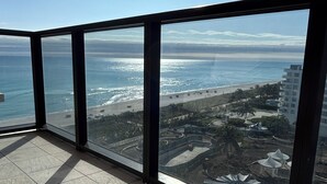 Un balcón con vista al océano y a la playa.