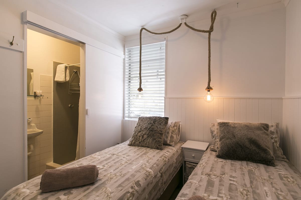 Chambre Standard avec lits jumeaux (Double Twin) | 1 chambre, literie de qualité, fer et planche à repasser