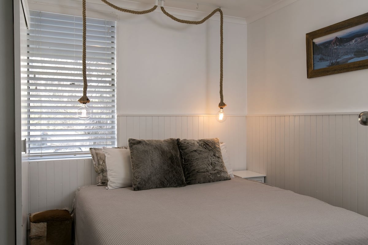 Chambre familiale, Plusieurs lits, vue sur la vallée (Family Standard) | 1 chambre, literie de qualité, fer et planche à repasser