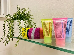 Shower, perlengkapan mandi gratis, pengering rambut, dan handuk