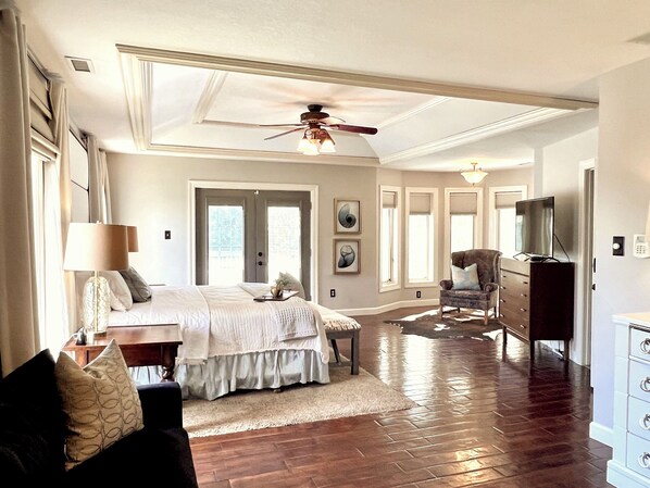 5 bedrooms, desk, iron/ironing board, free WiFi