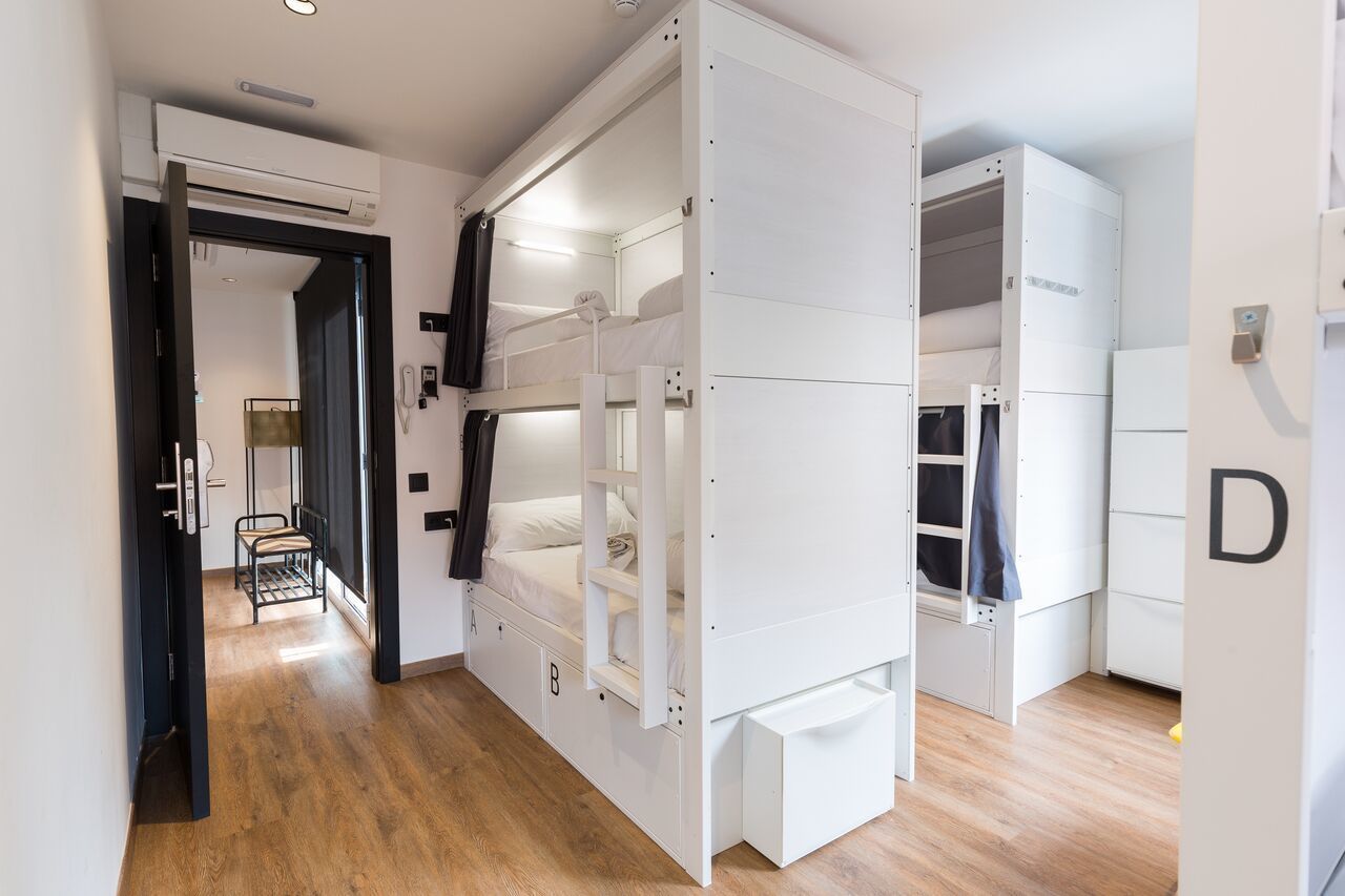 Dormitorio compartido, solo para mujeres | Ropa de cama de alta calidad, escritorio y insonorización 