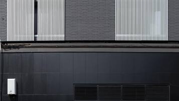 Voorkant accommodatie - avond/nacht